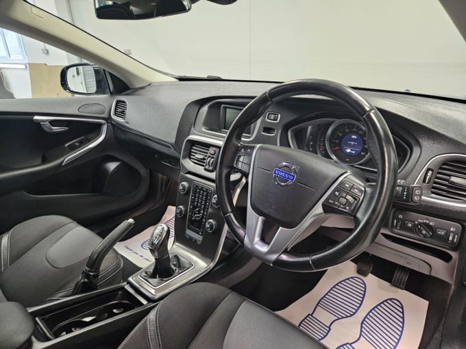 2025 Volvo V40