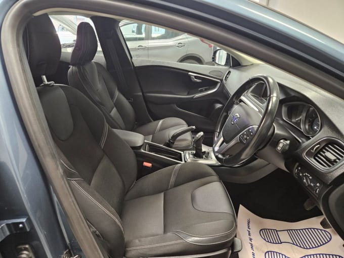 2025 Volvo V40