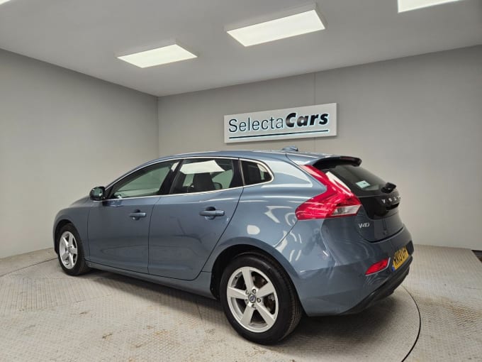 2025 Volvo V40