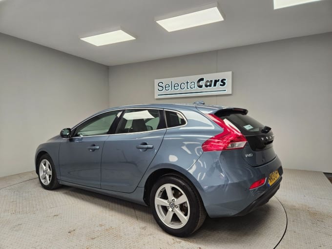 2025 Volvo V40