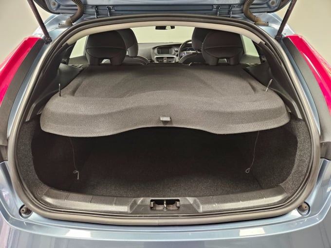 2025 Volvo V40