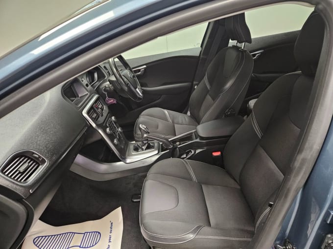 2025 Volvo V40