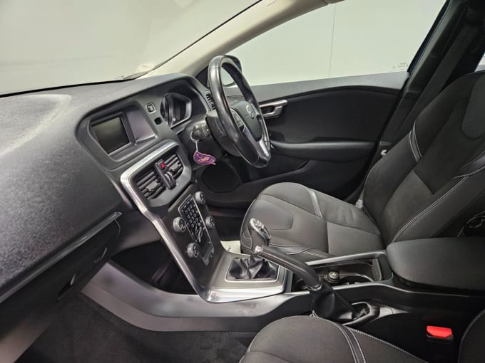 2025 Volvo V40