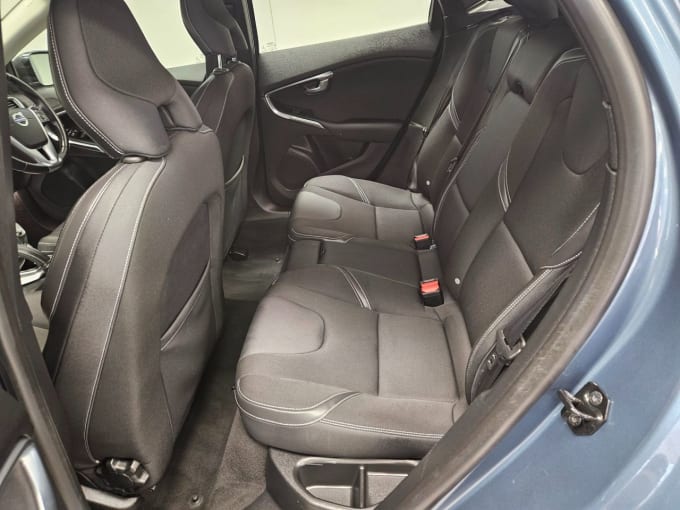 2025 Volvo V40