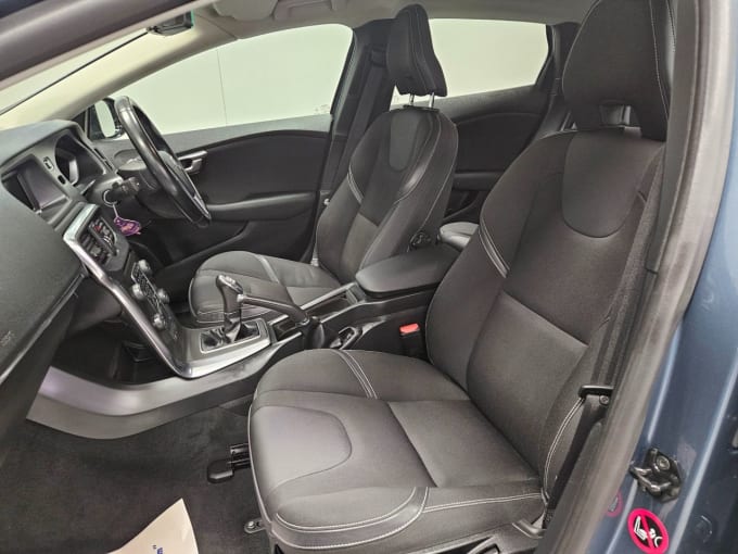 2025 Volvo V40