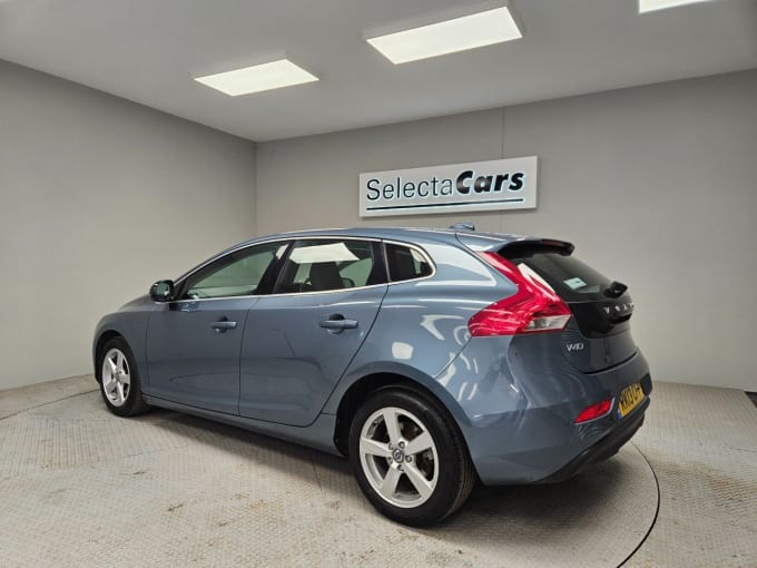 2025 Volvo V40