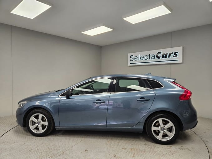 2025 Volvo V40