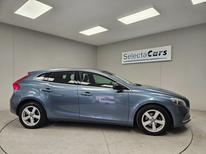 2025 Volvo V40