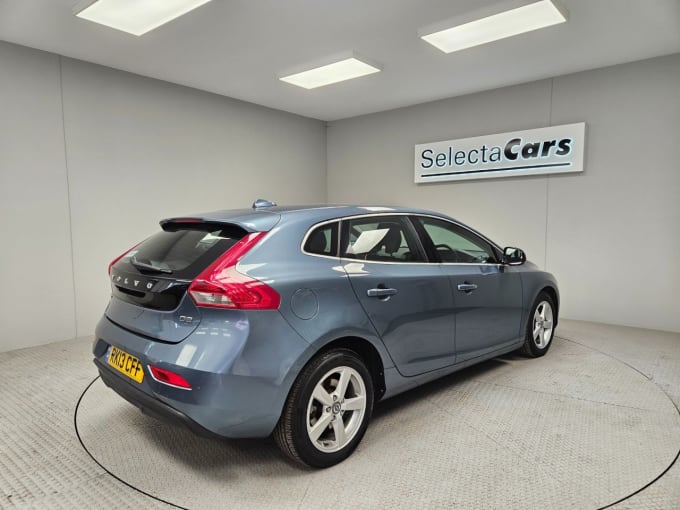 2025 Volvo V40