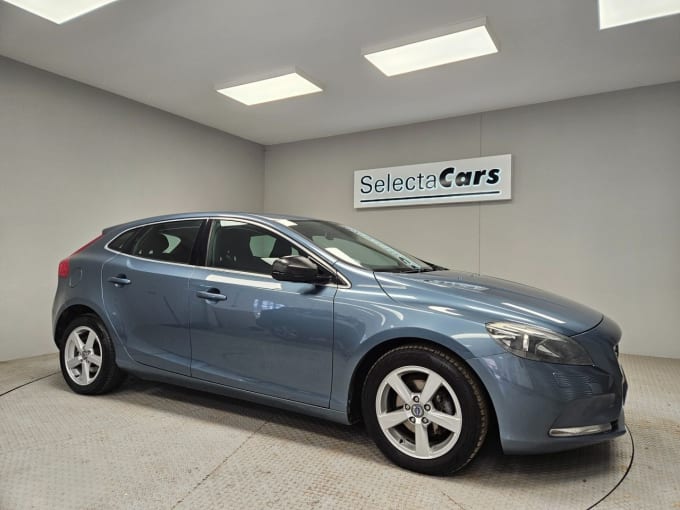 2025 Volvo V40