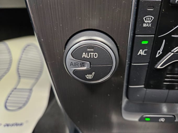 2025 Volvo V40