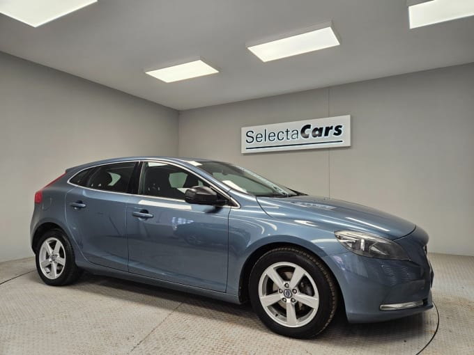 2025 Volvo V40