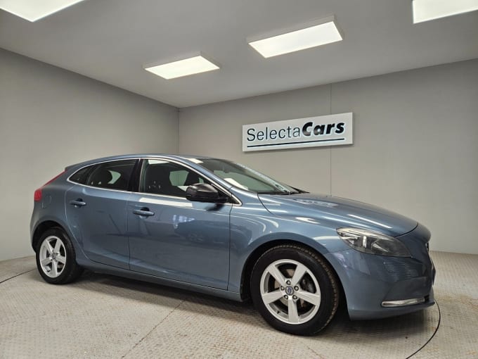 2025 Volvo V40