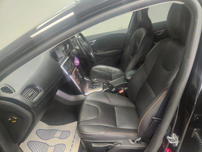 2025 Volvo V40 Cross Country