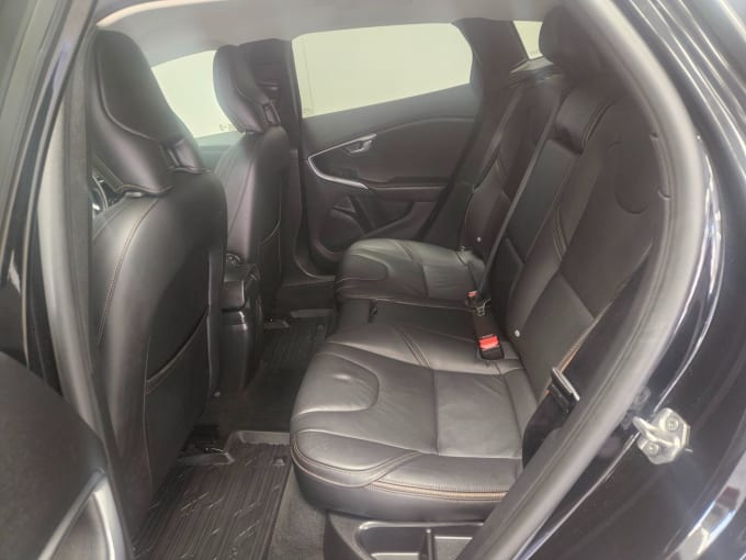 2025 Volvo V40 Cross Country
