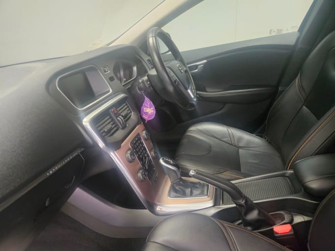 2025 Volvo V40 Cross Country