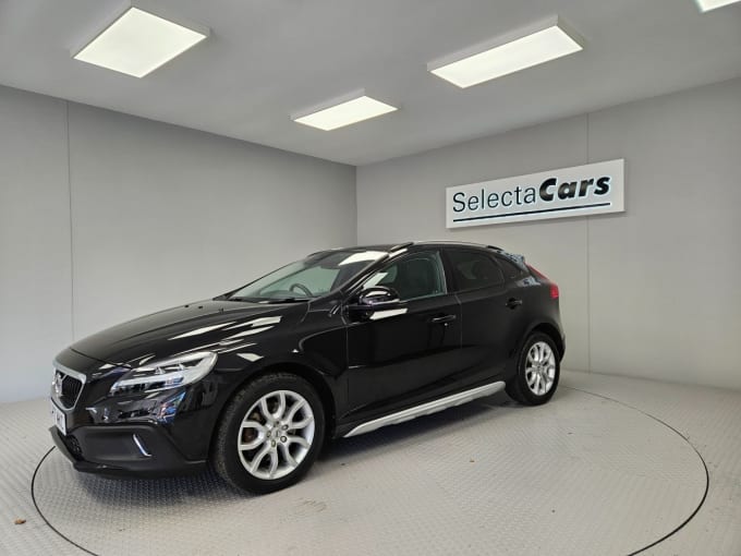 2025 Volvo V40 Cross Country