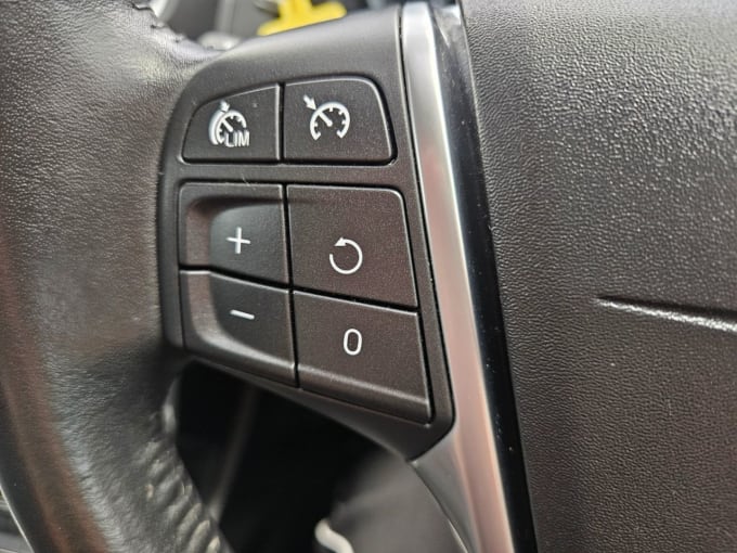 2025 Volvo V40 Cross Country