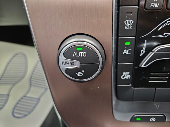 2025 Volvo V40 Cross Country