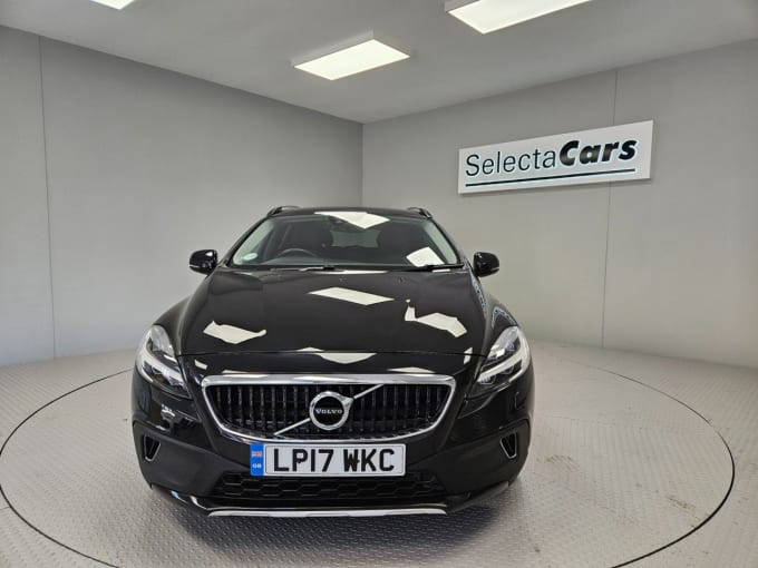 2025 Volvo V40 Cross Country