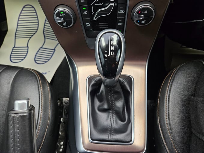 2025 Volvo V40 Cross Country