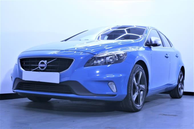 2024 Volvo V40