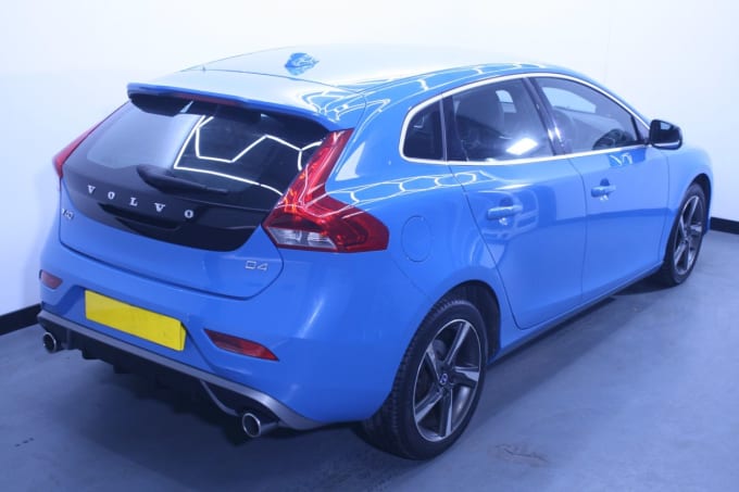 2025 Volvo V40