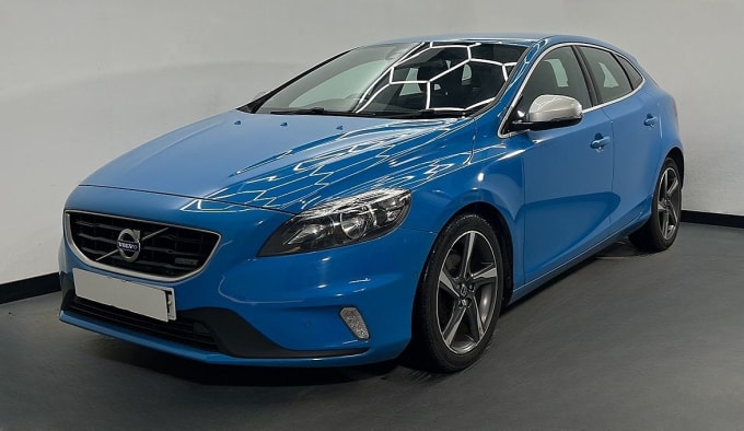 2025 Volvo V40