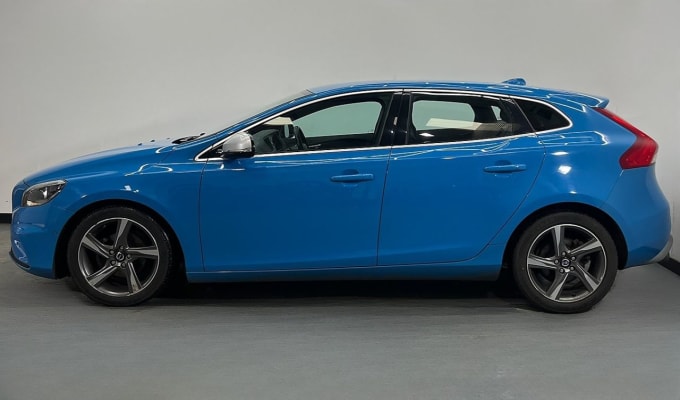 2024 Volvo V40