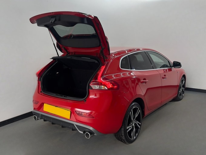 2024 Volvo V40