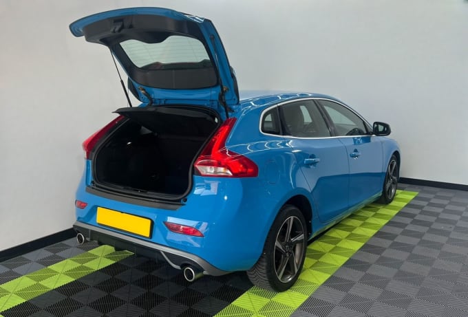 2025 Volvo V40