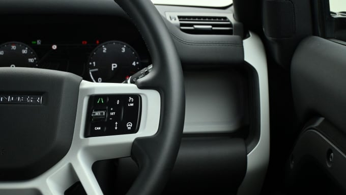 2025 Land Rover Defender 90