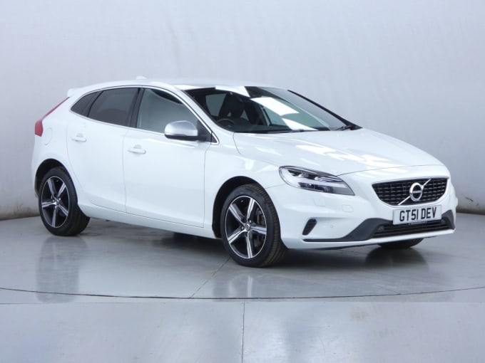 2025 Volvo V40