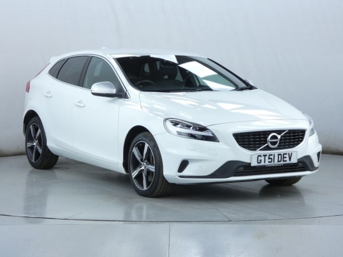 2025 Volvo V40