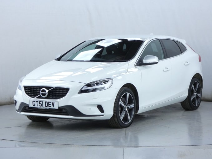 2025 Volvo V40