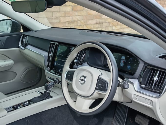 2025 Volvo V60