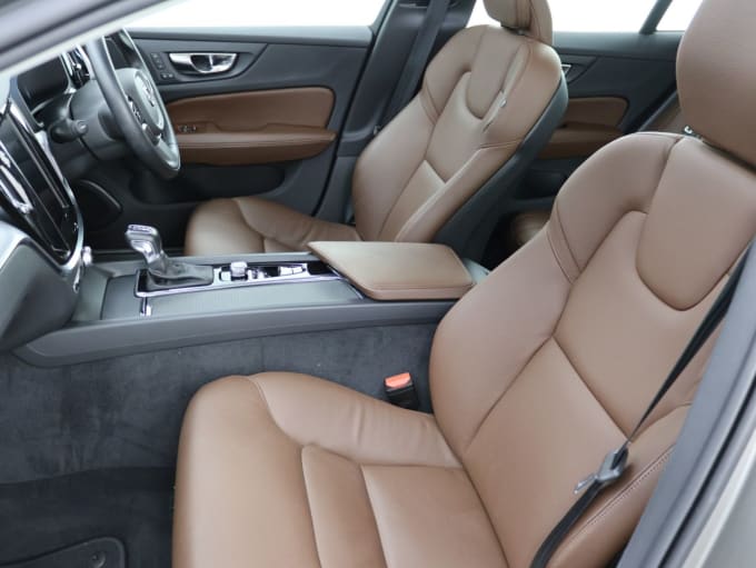 2025 Volvo V60