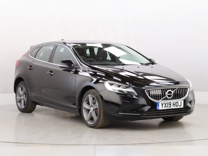 2025 Volvo V40