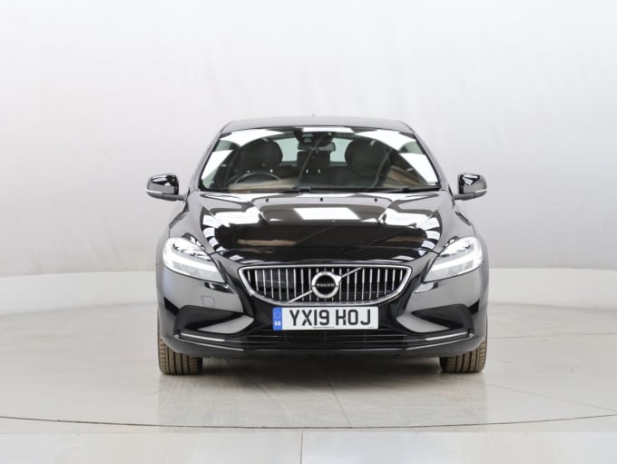 2025 Volvo V40