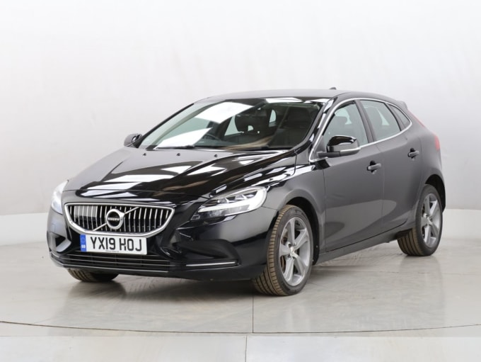 2025 Volvo V40