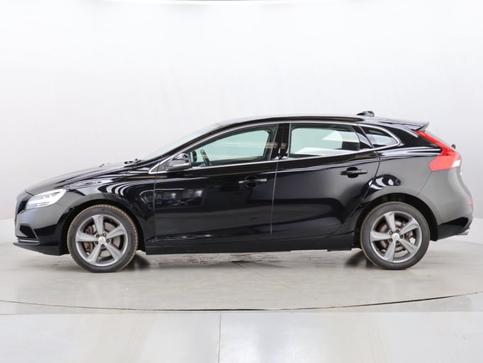 2025 Volvo V40