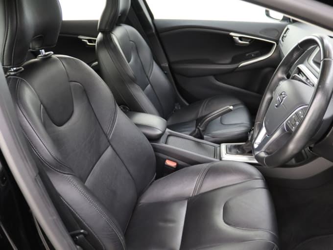 2025 Volvo V40