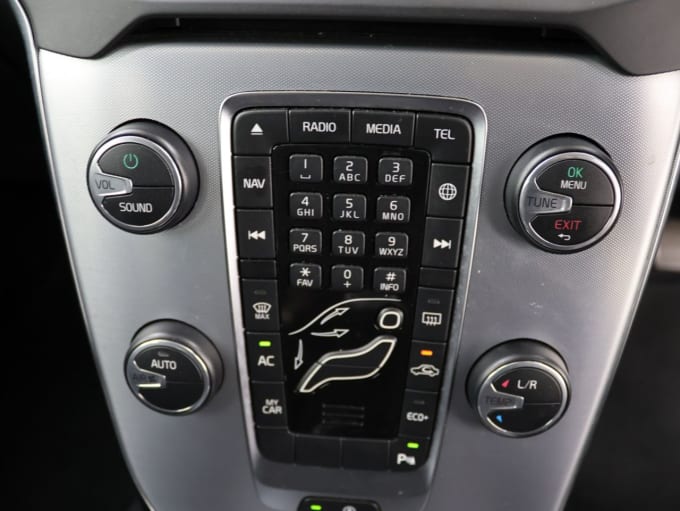 2025 Volvo V40