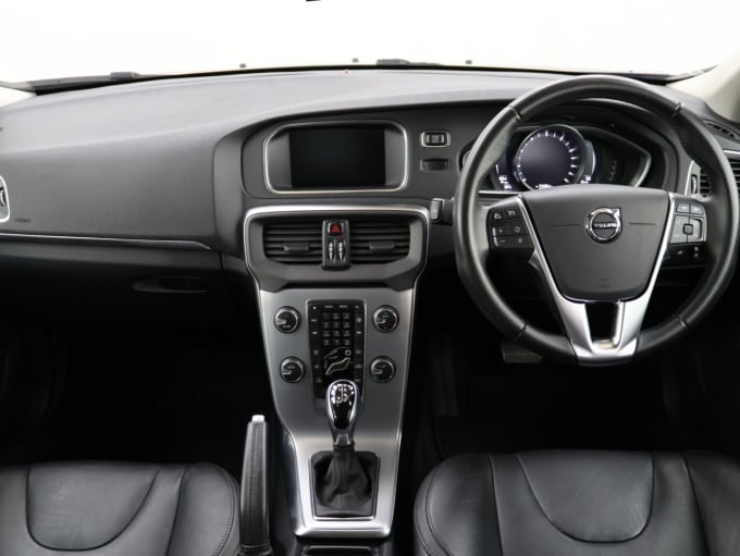 2025 Volvo V40