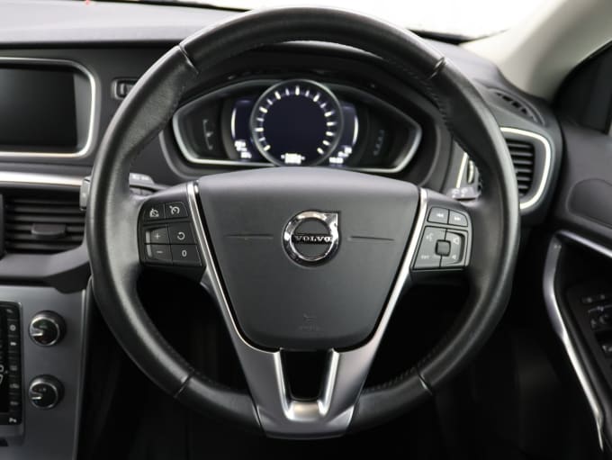 2025 Volvo V40