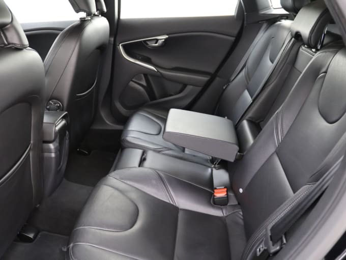 2025 Volvo V40
