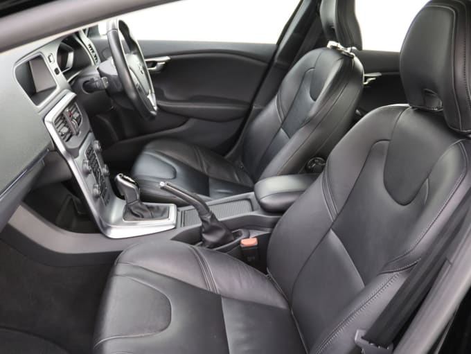 2025 Volvo V40