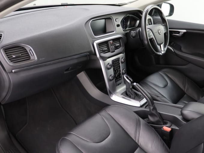2025 Volvo V40