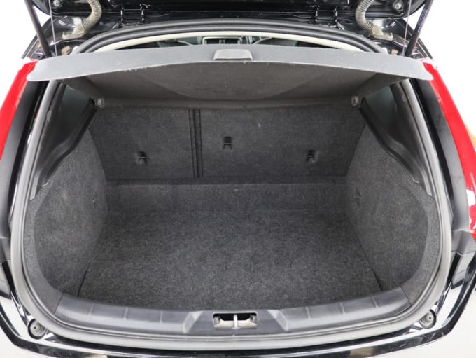 2025 Volvo V40