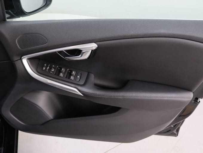 2025 Volvo V40